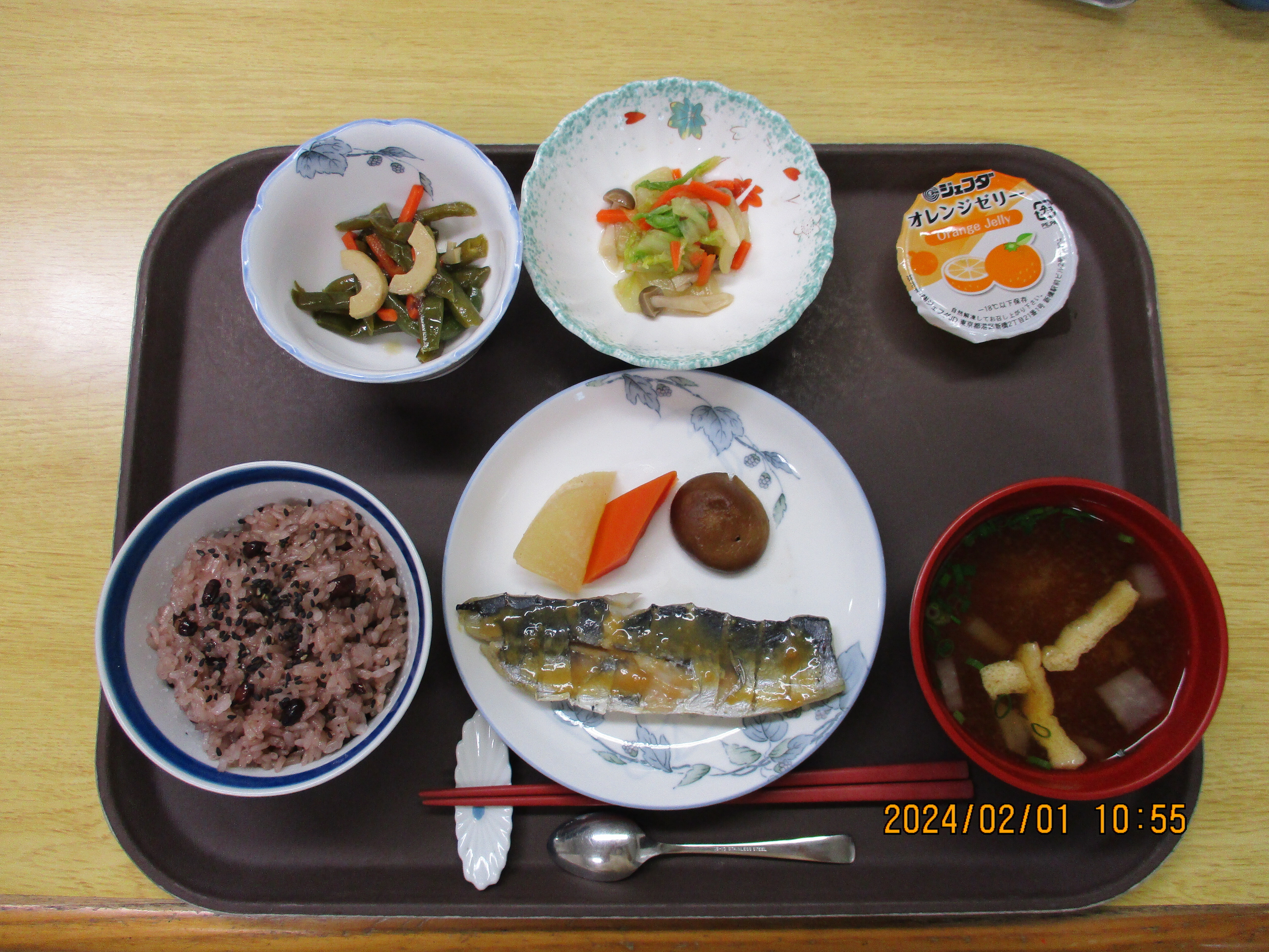 赤飯の昼食の写真