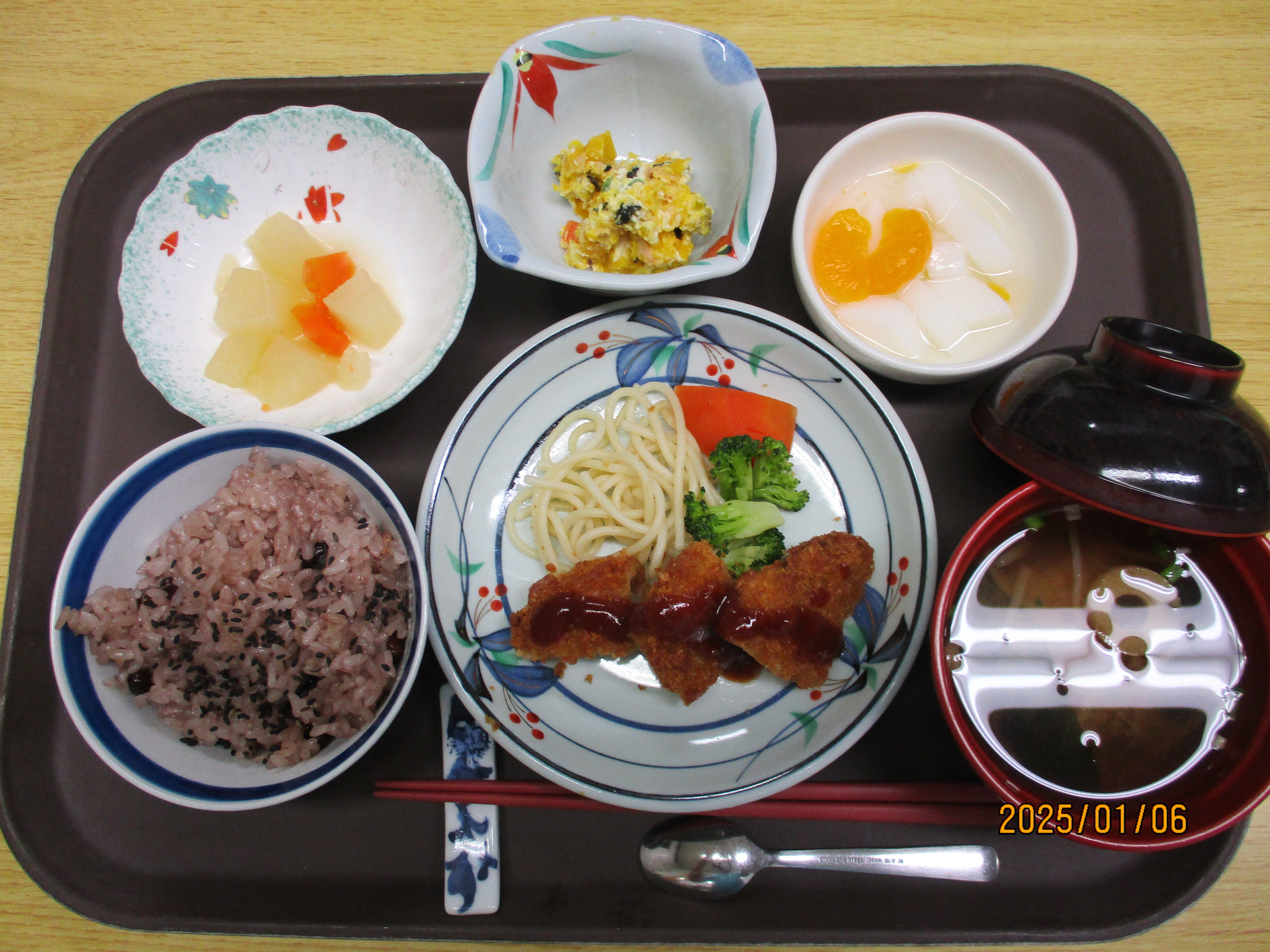 昼食（赤飯）の写真