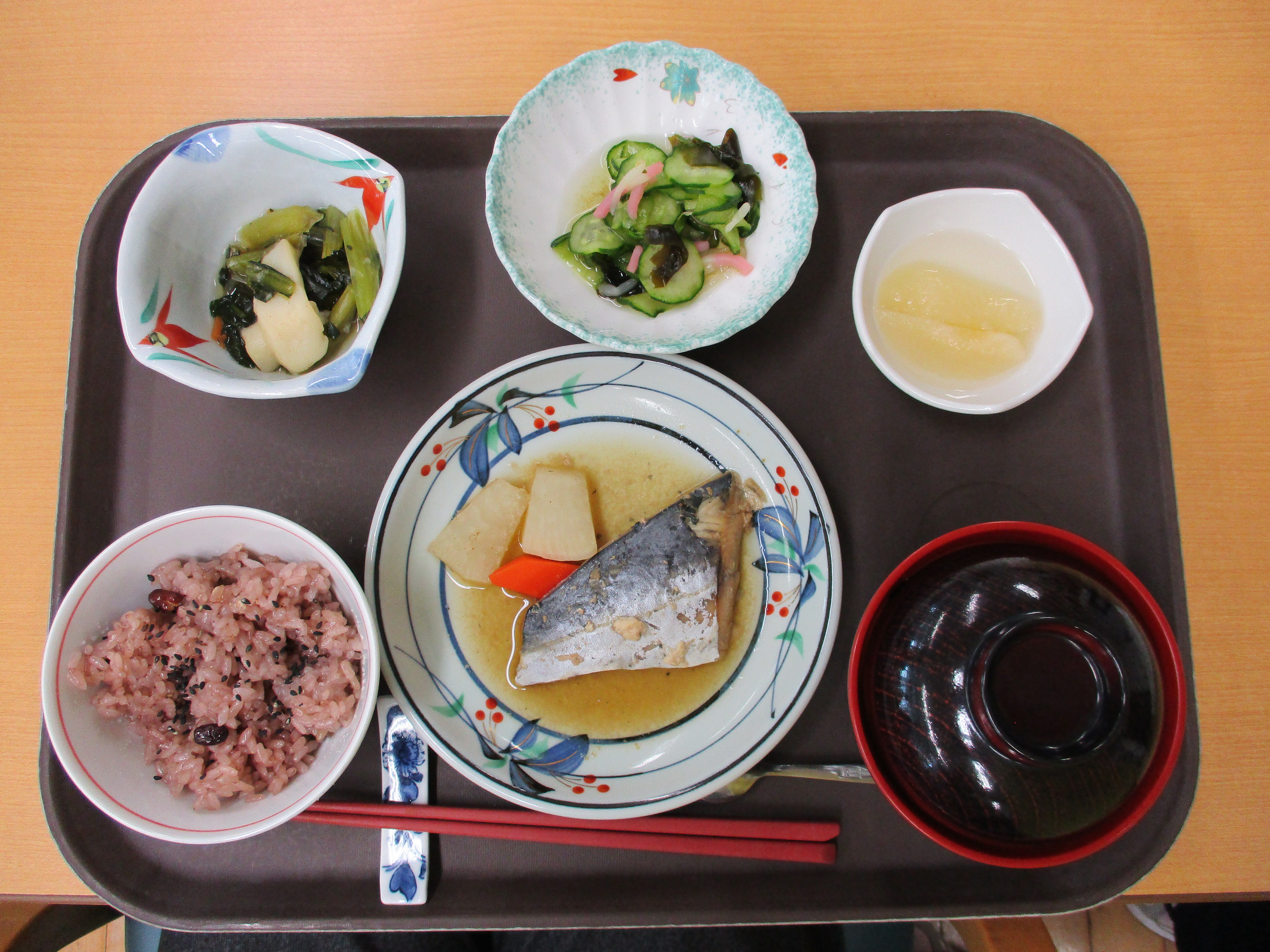 昼食（赤飯）の写真