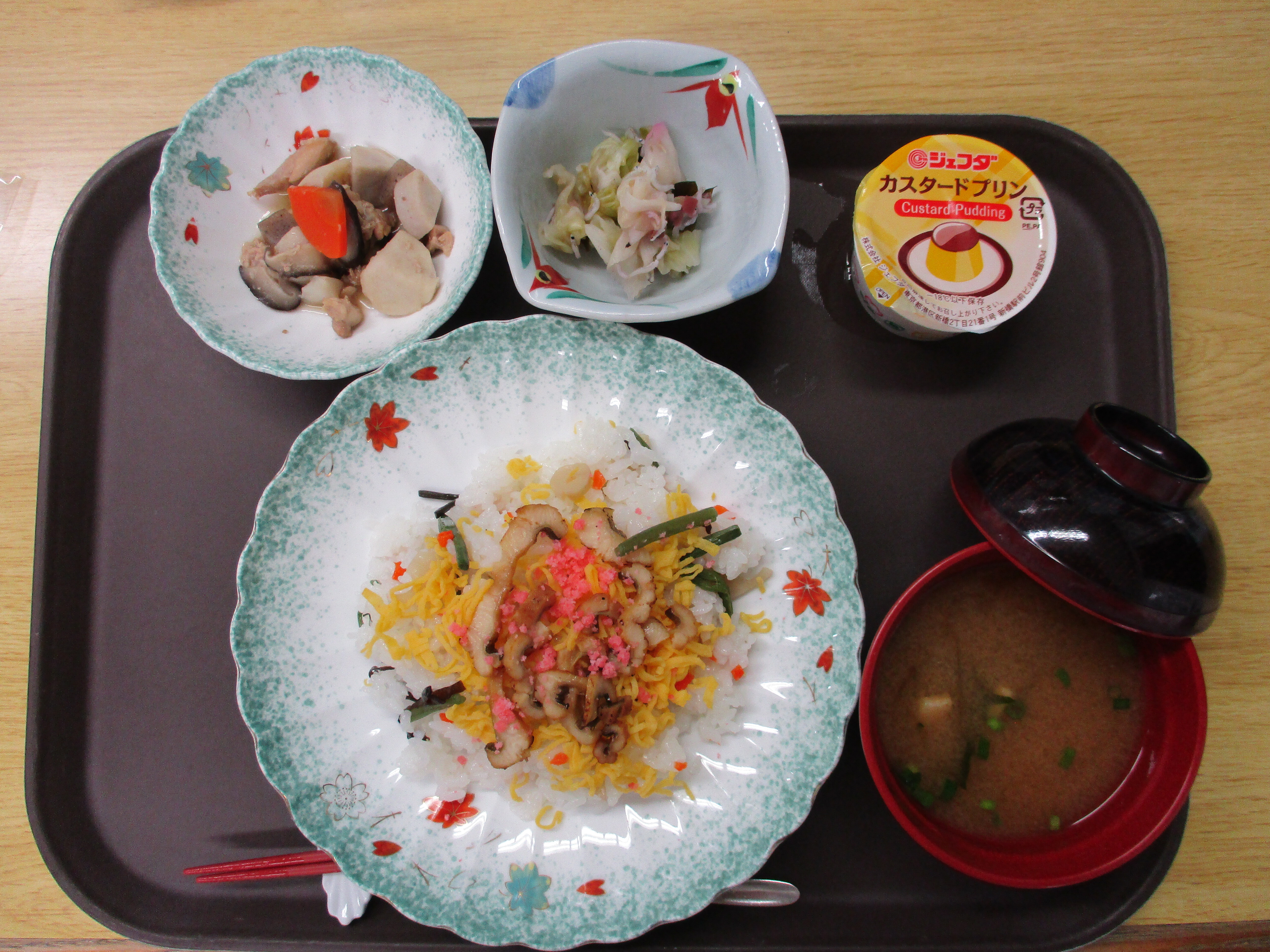 昼食(ちらし)の写真