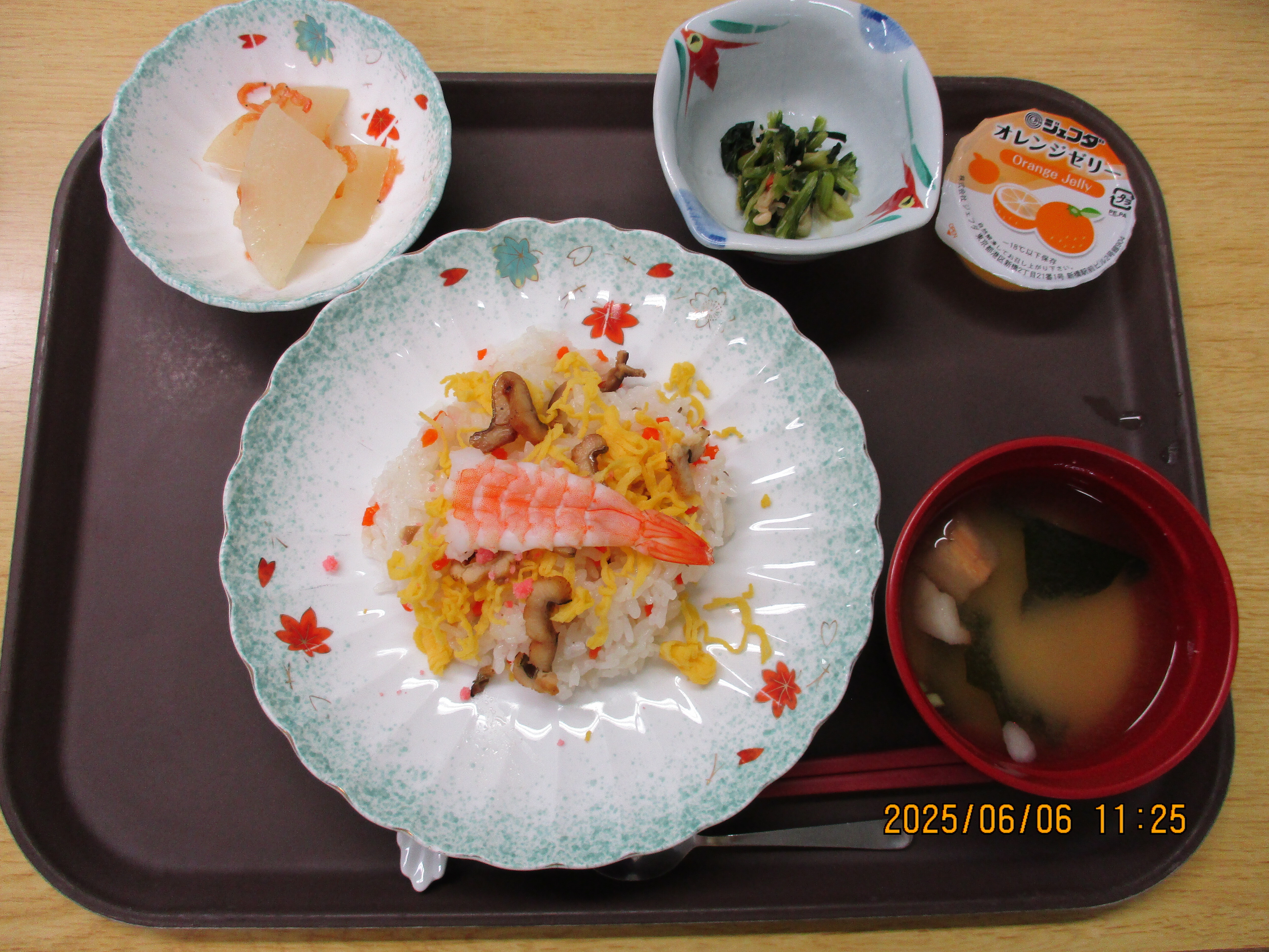 昼食(ちらし)の写真