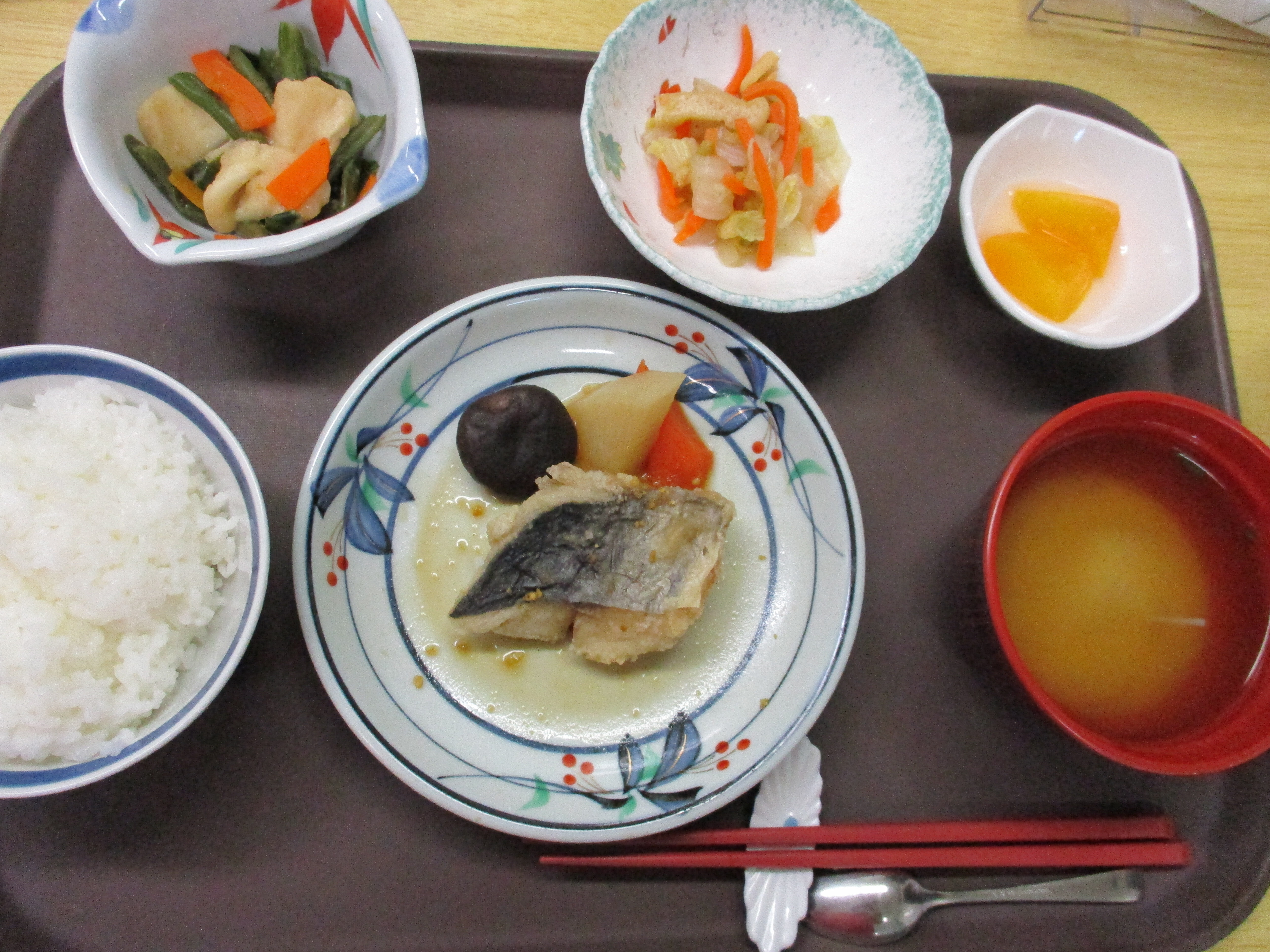 昼食（魚メイン）の写真