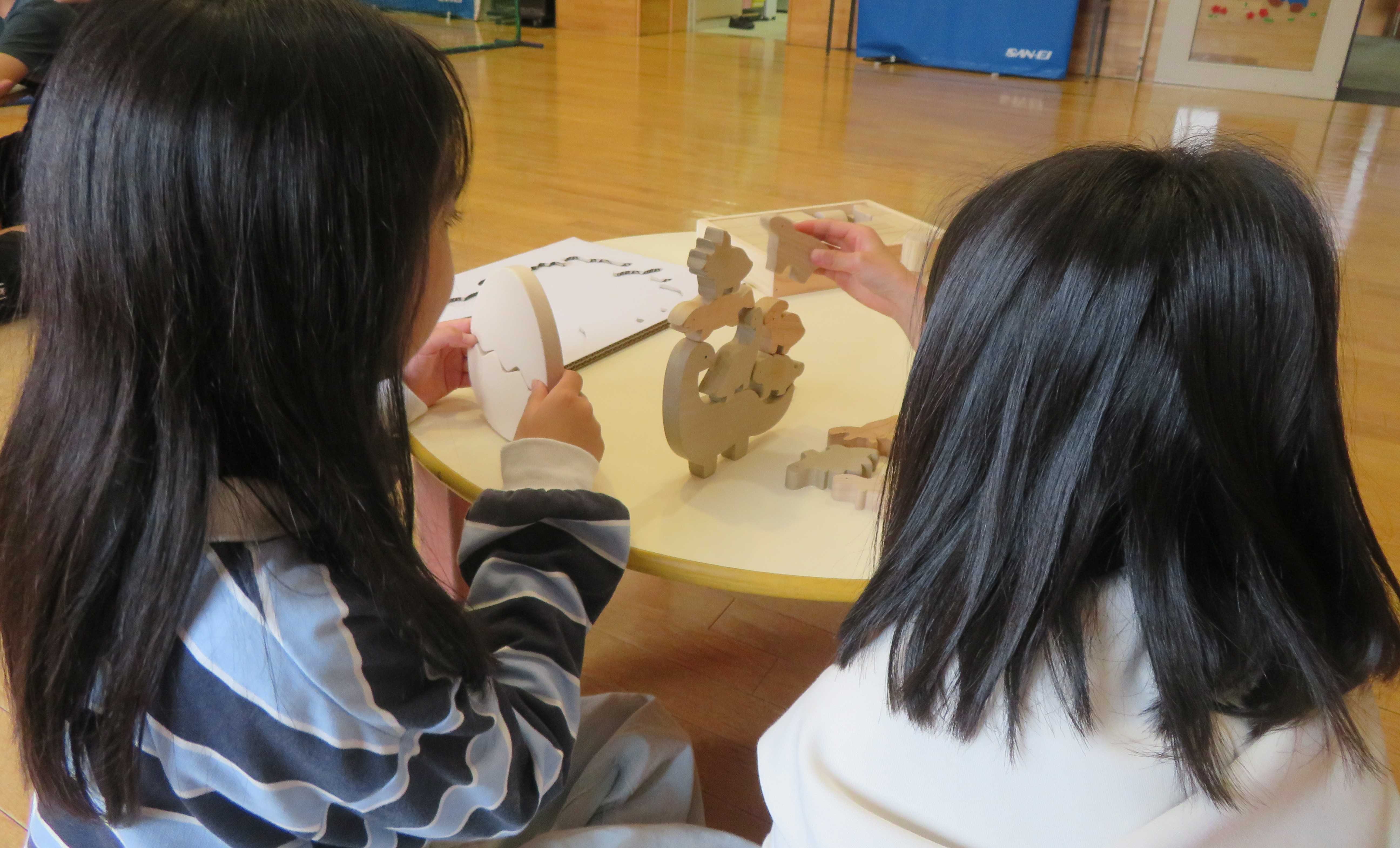 木のおもちゃであそびました