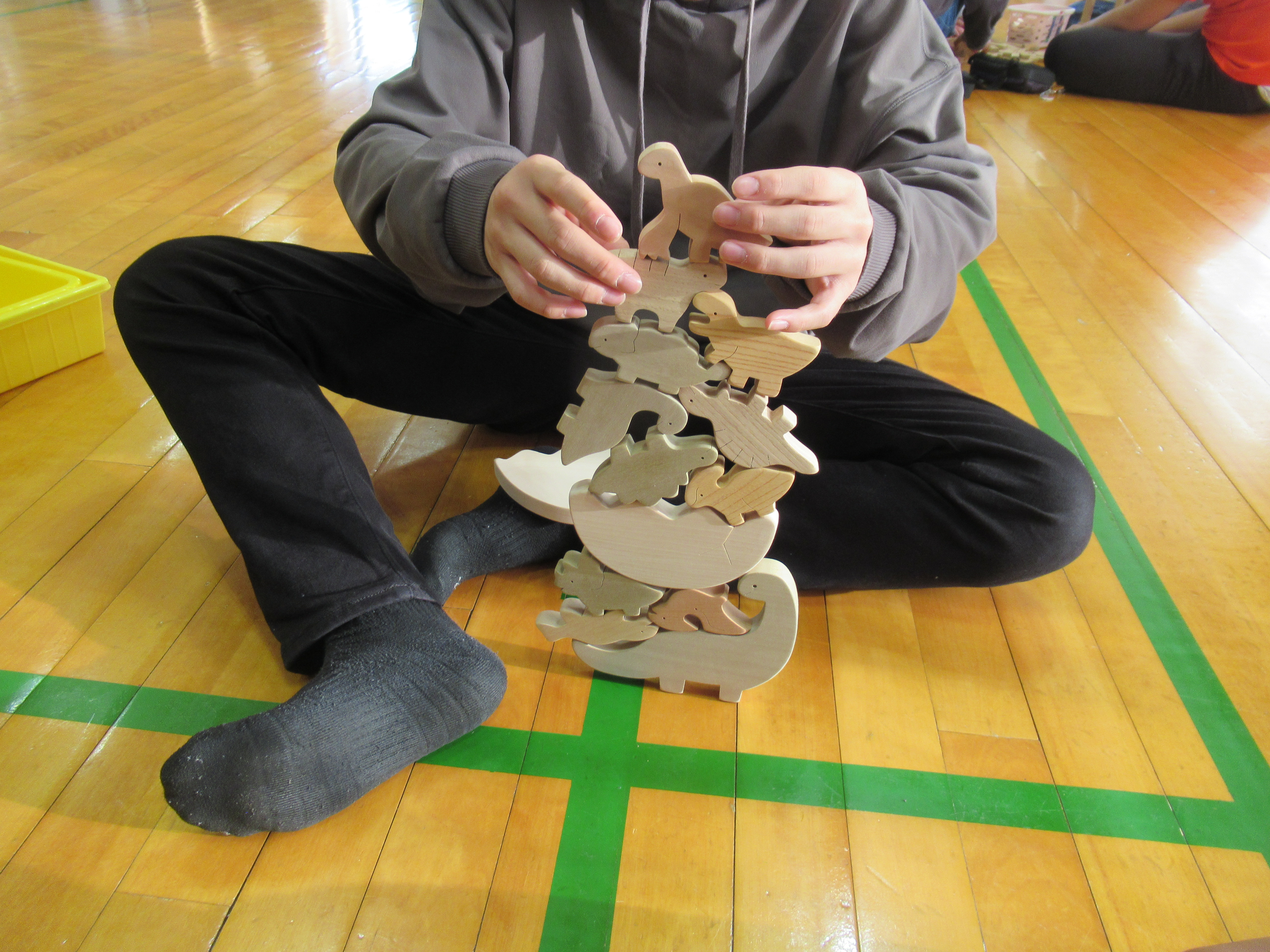 木のおもちゃで遊びました