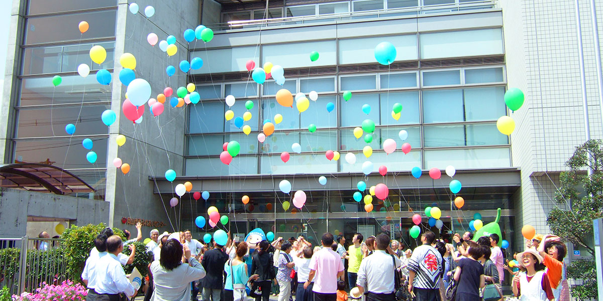 夏祭りの風船が飛んでいく様子