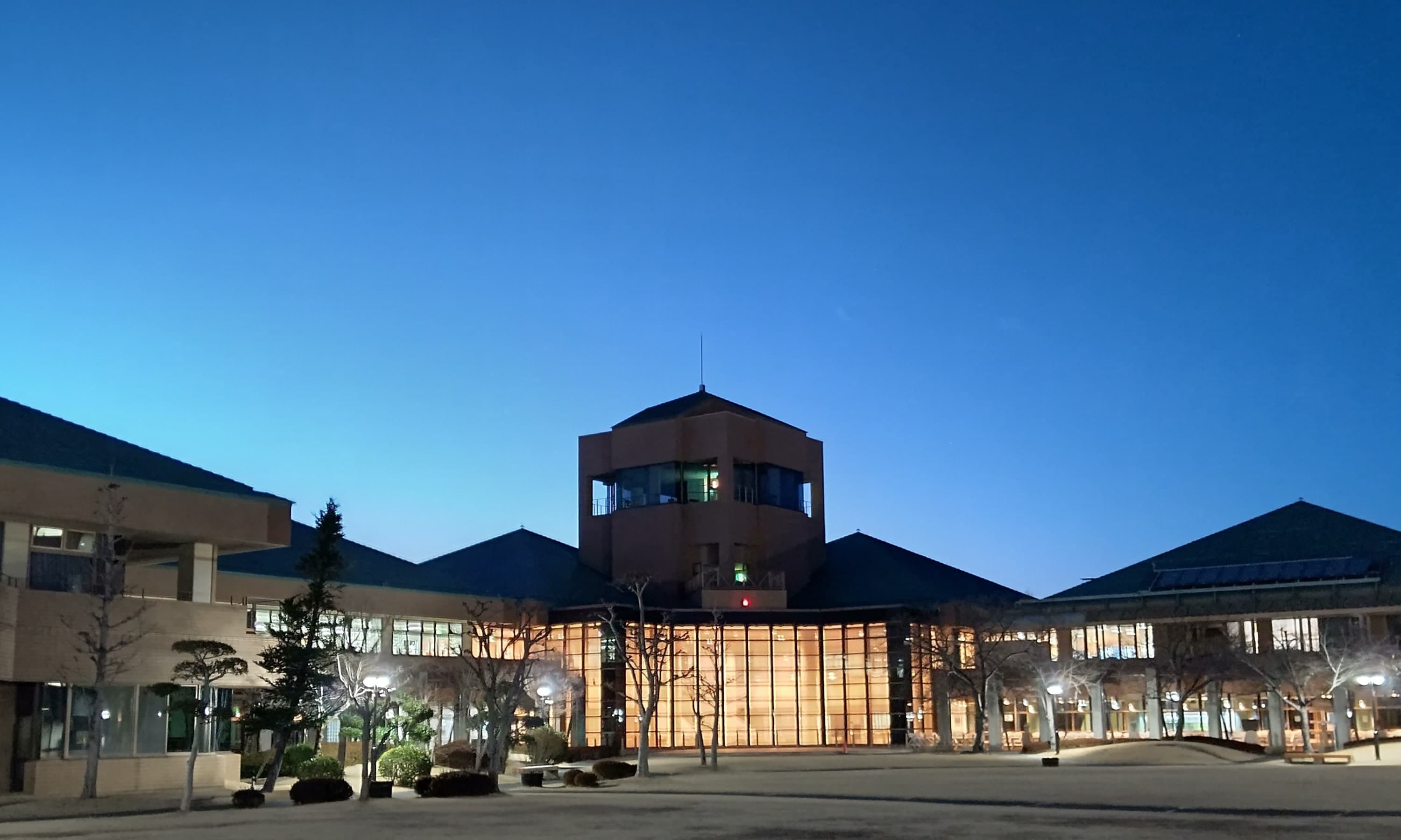 岡山市ふれあい公社の夜の外観