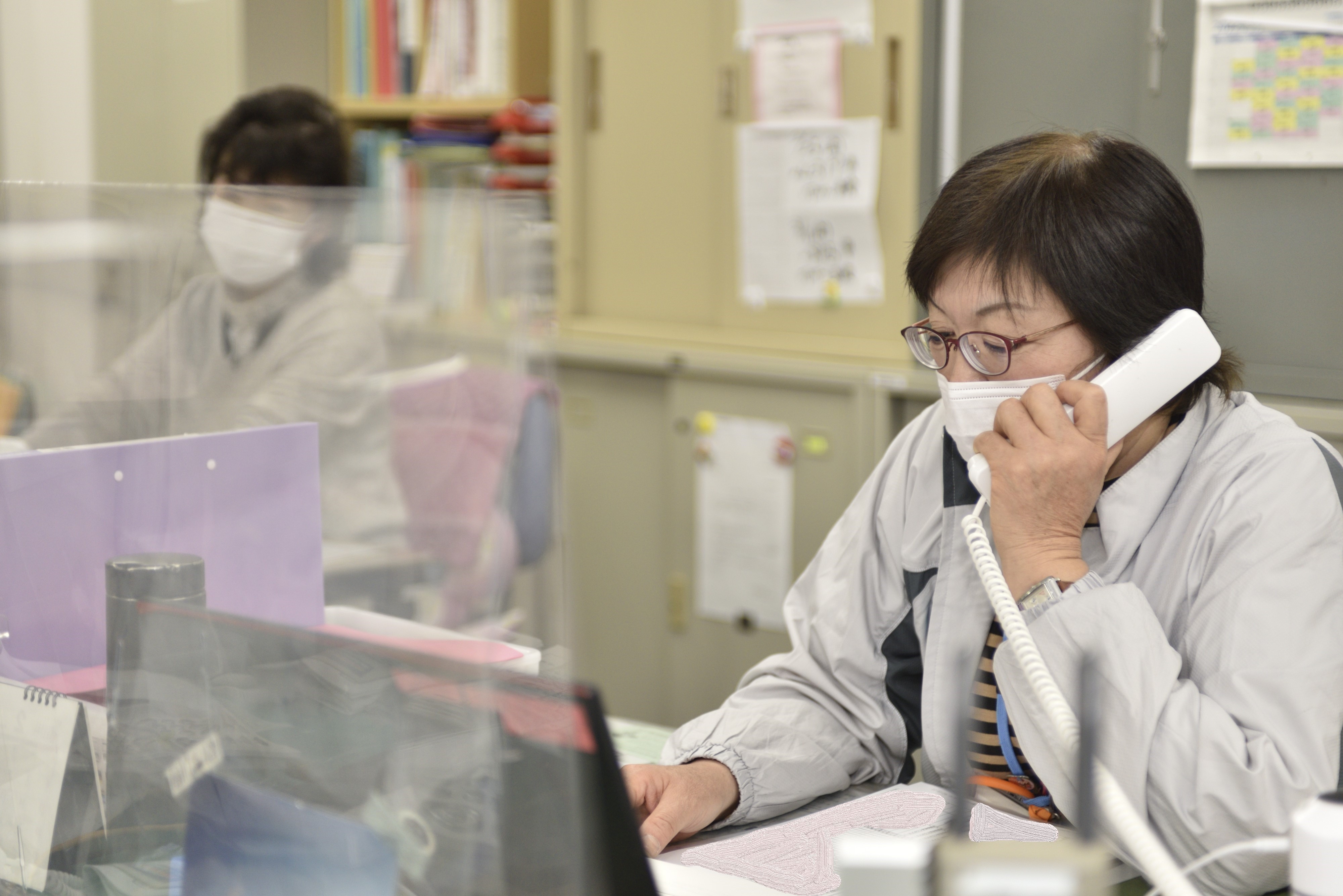 ふれあい居宅介護支援事業所のケアマネージャーが電話で話している写真