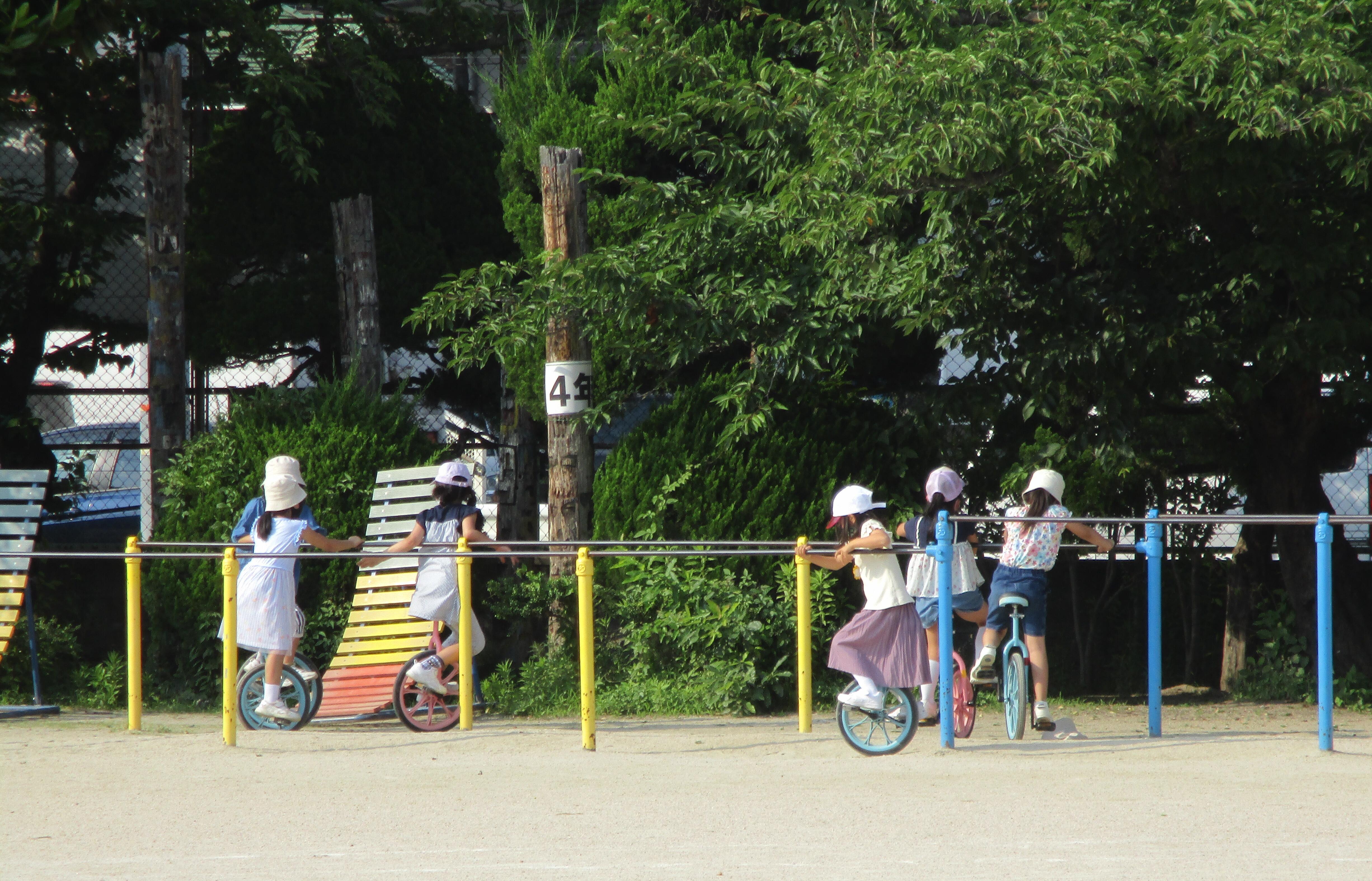 一輪車で遊んでいる写真です