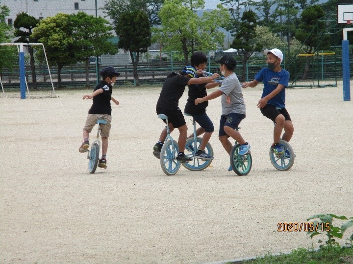 一輪車で遊ぶ様子