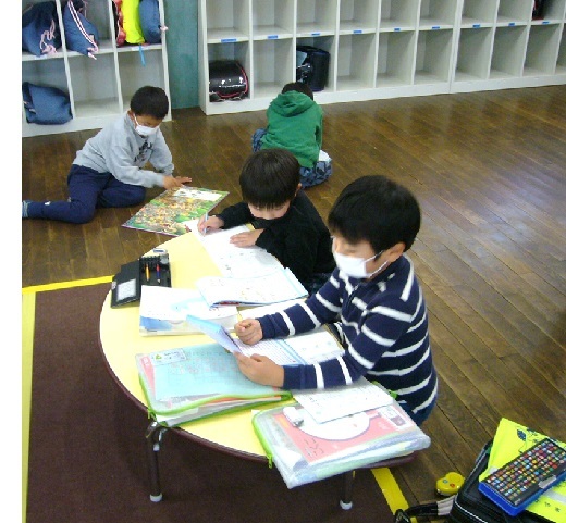 クラブ室内で子どもたちが宿題をしている写真