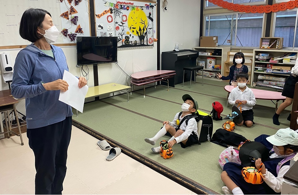 児童と関わっている写真