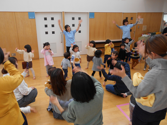 親子でダンスをしている様子