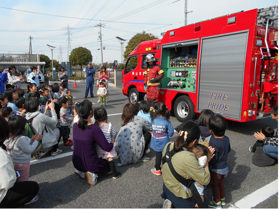 親子で消防車の説明を受けている様子