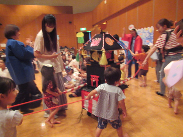 夏まつりごっこのおみこしを引っ張る様子