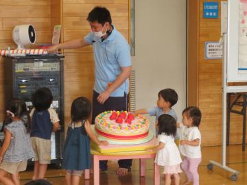 誕生日のケーキ！みんなやってきましたね！