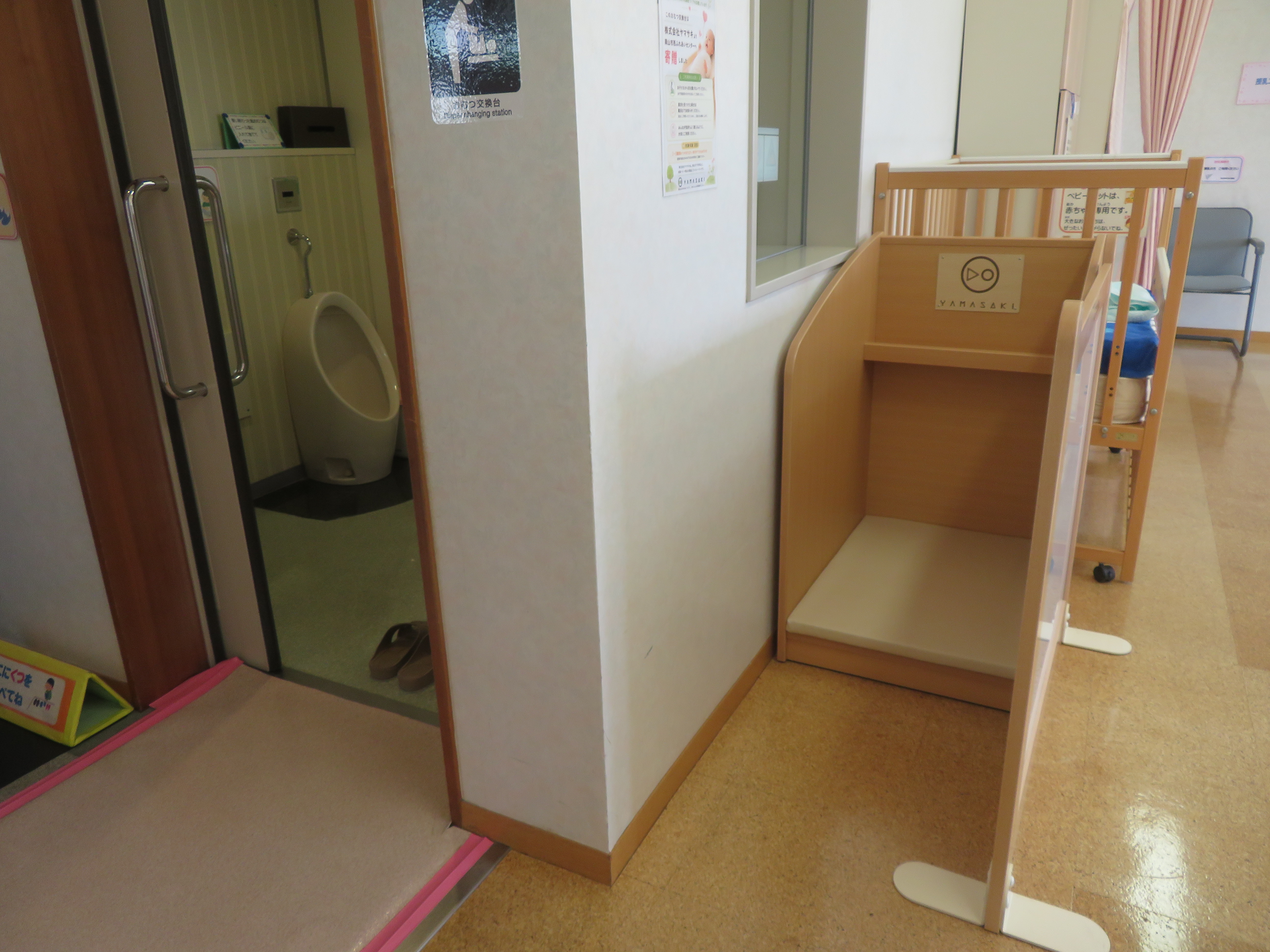 オムツ交換台スタンドタイプ写真