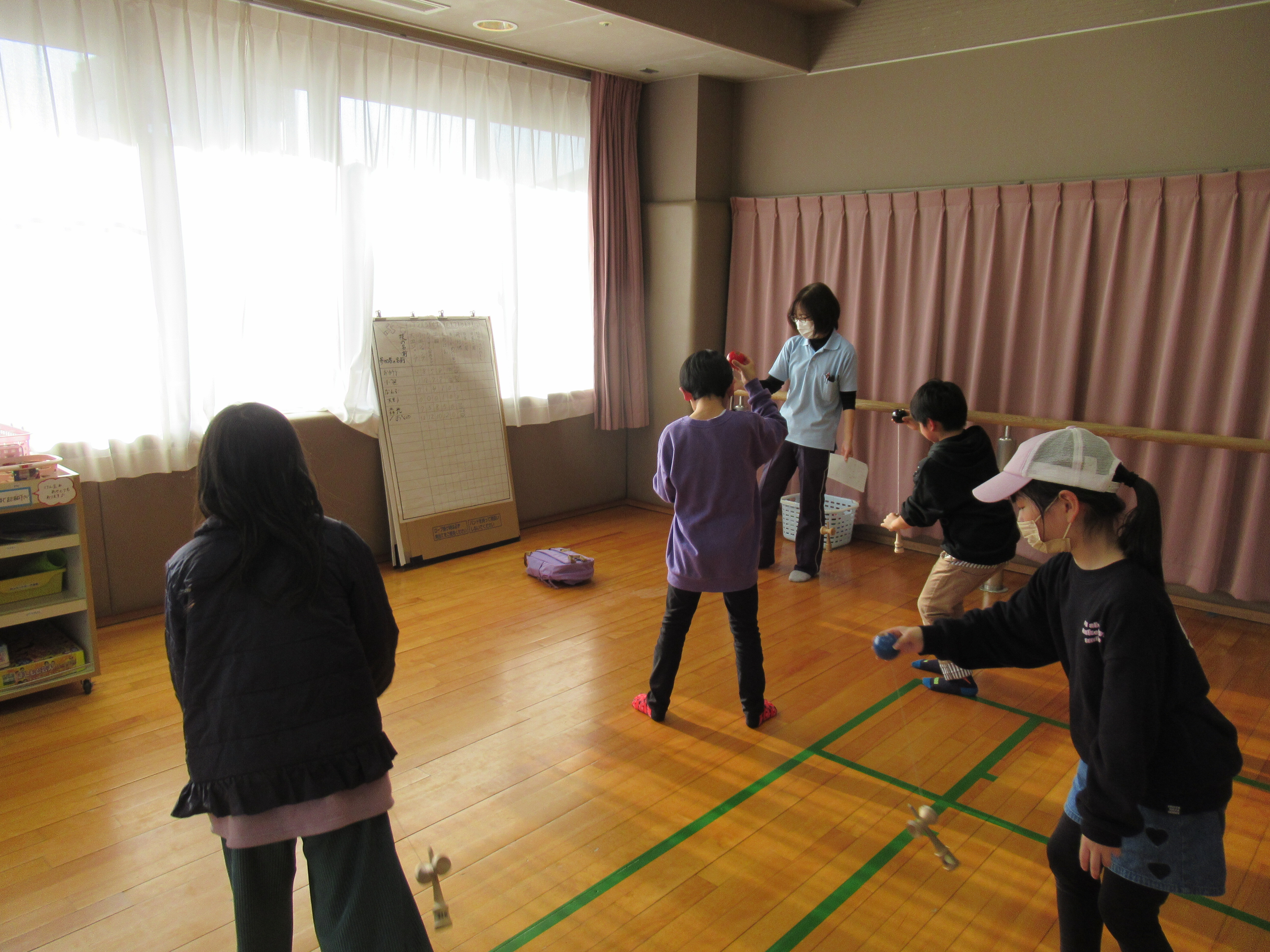けん玉に取り組む様子