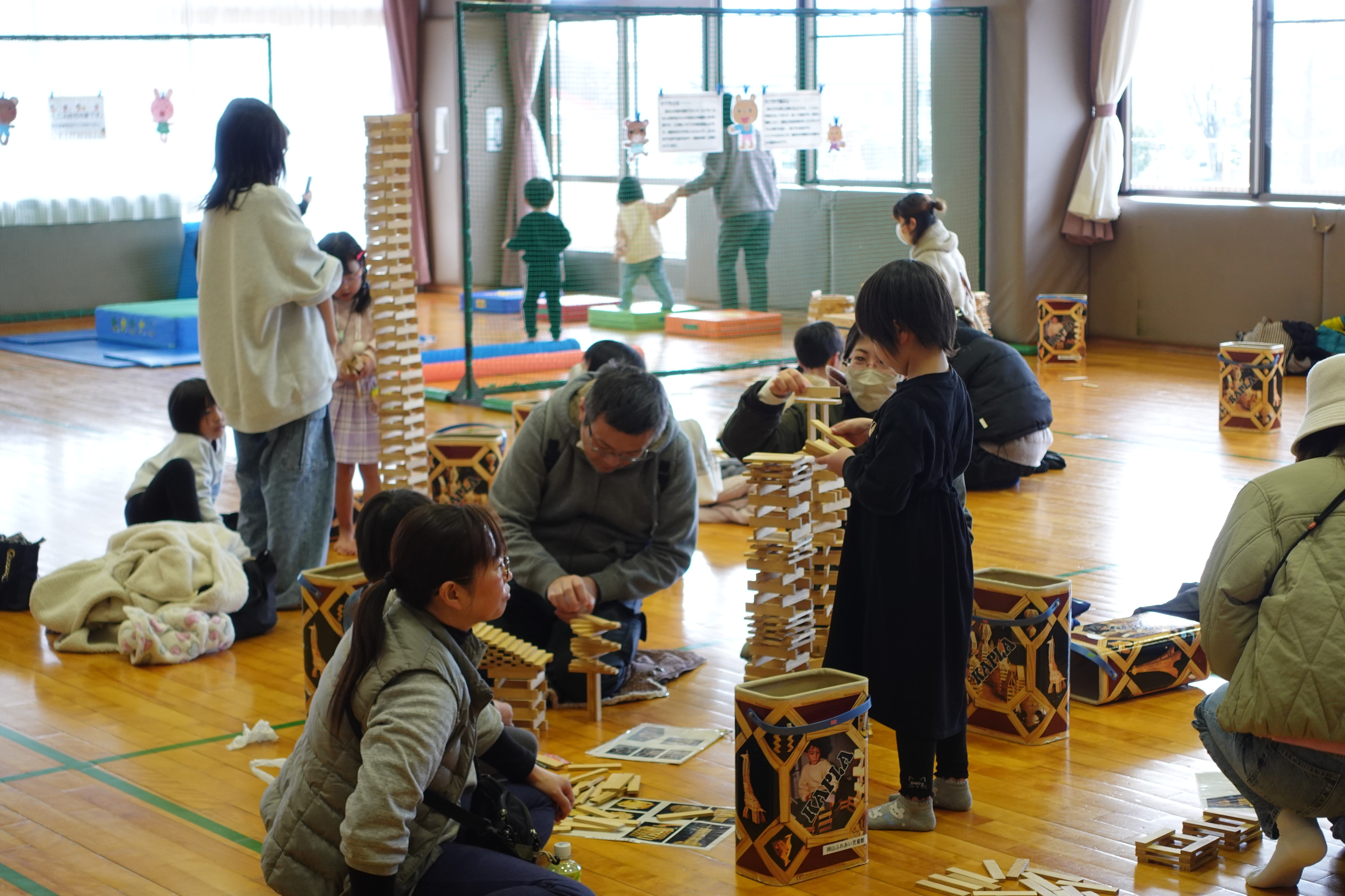カプラで遊ぶ子どもの写真