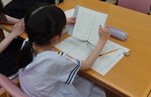 本を読むこどもの写真