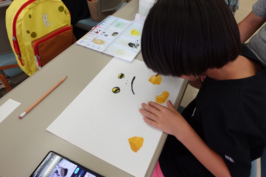 絵を描くこどもの写真
