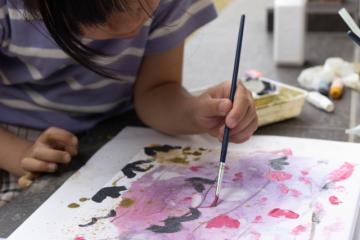 絵の具で絵を描く子どもの様子