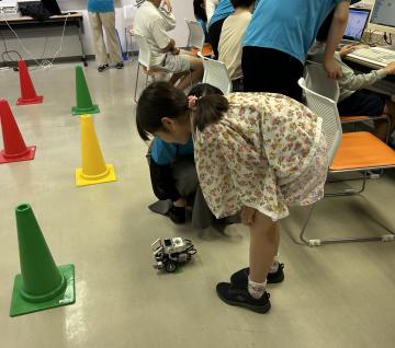 ロボットプログラミングを体験する子どもの様子