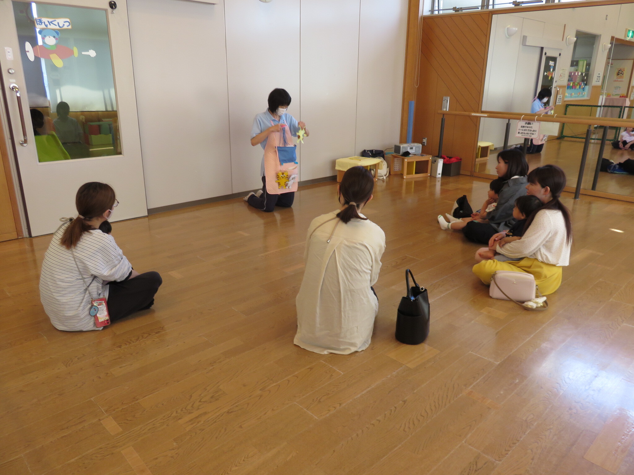 ボランティアさんの読み聞かせの様子
