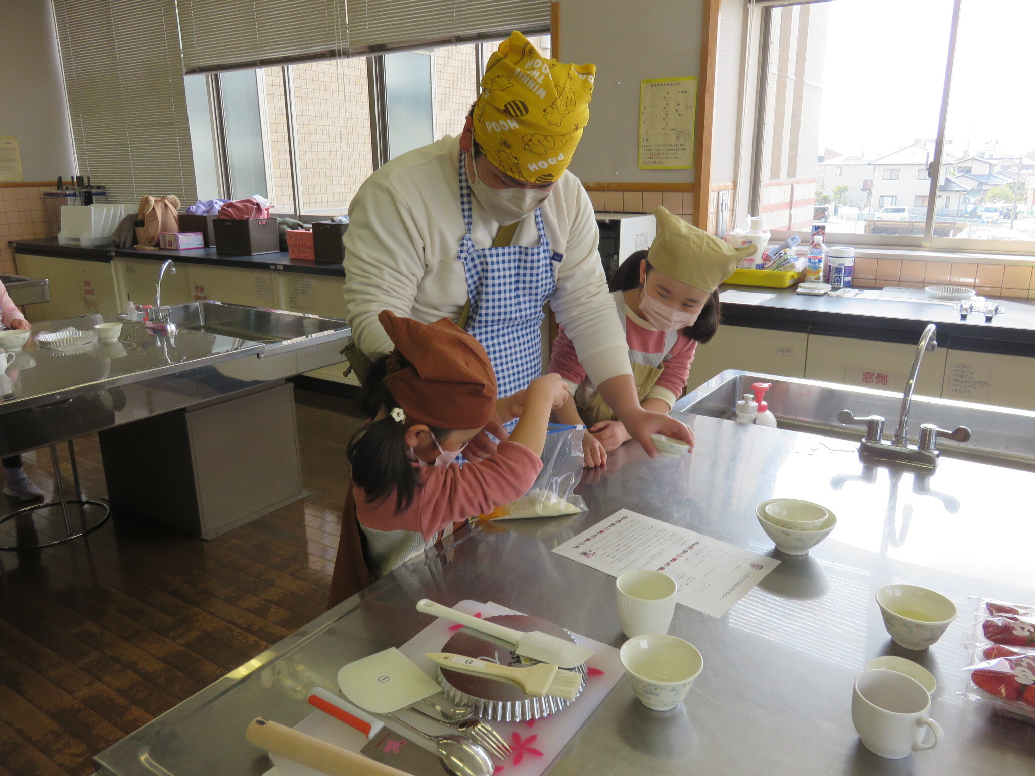 いちごタルト作りの様子