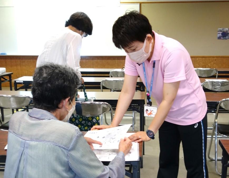 介護予防教室で講話についての質問を受けている様子