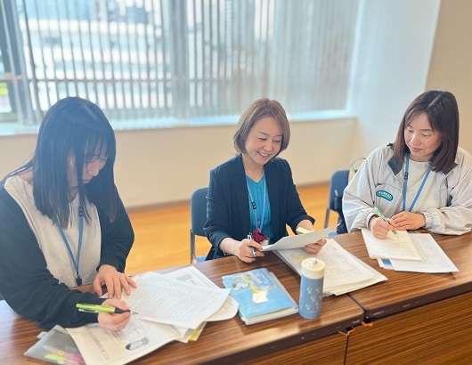 職員たちと打ち合わせをする様子