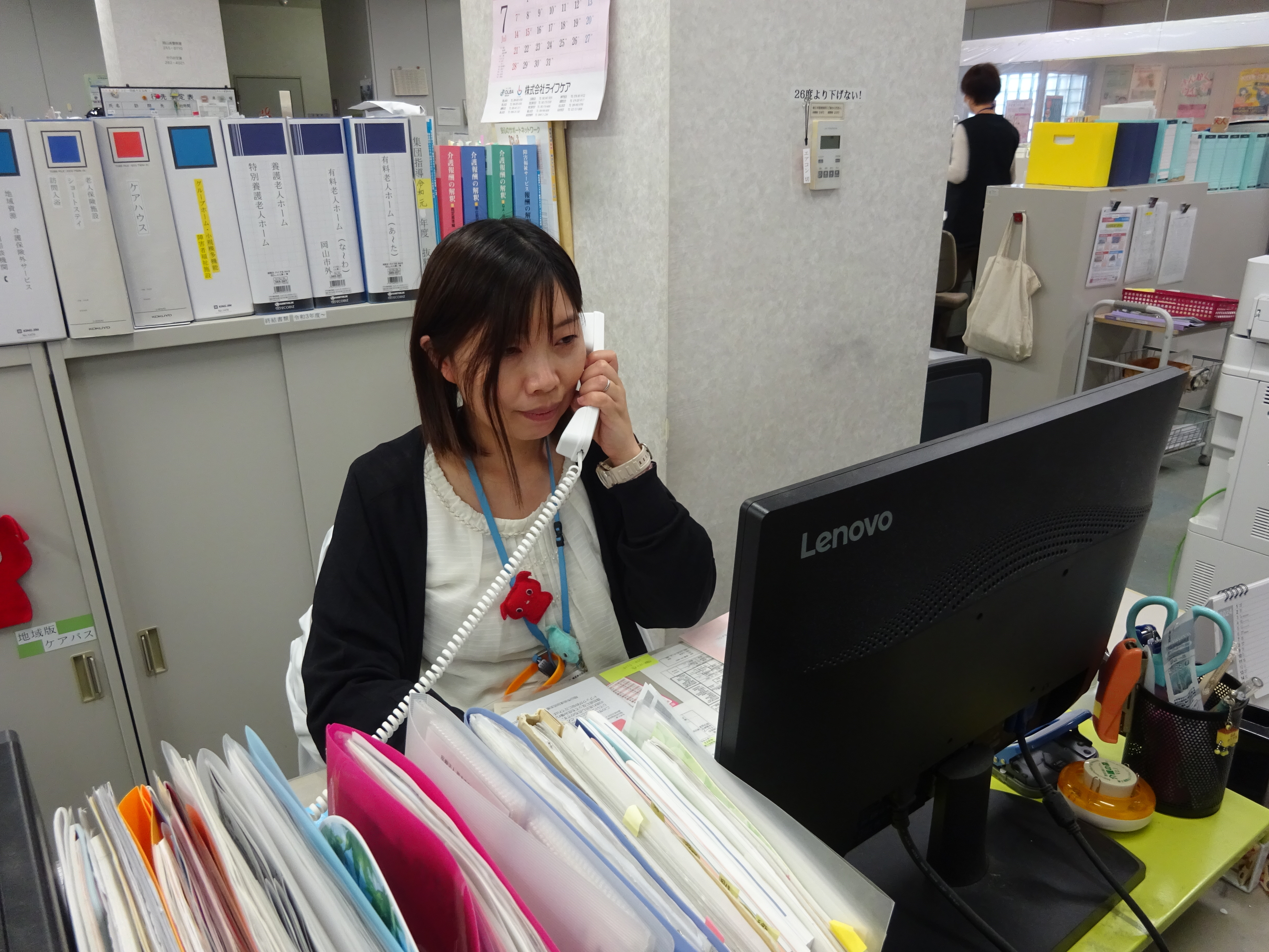 保健師（福祉主任）が電話相談を受けている様子