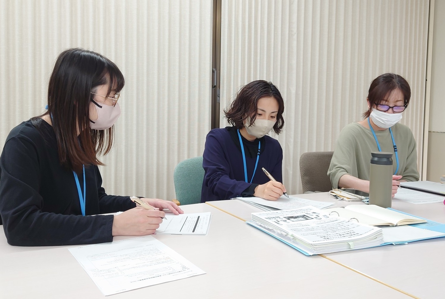 歯科衛生士が集まって会議をしている写真
