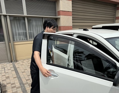 介護支援専門員が利用者宅へ訪問のため外出する様子