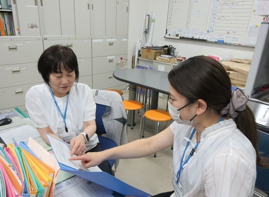 所属職員から相談を受ける様子