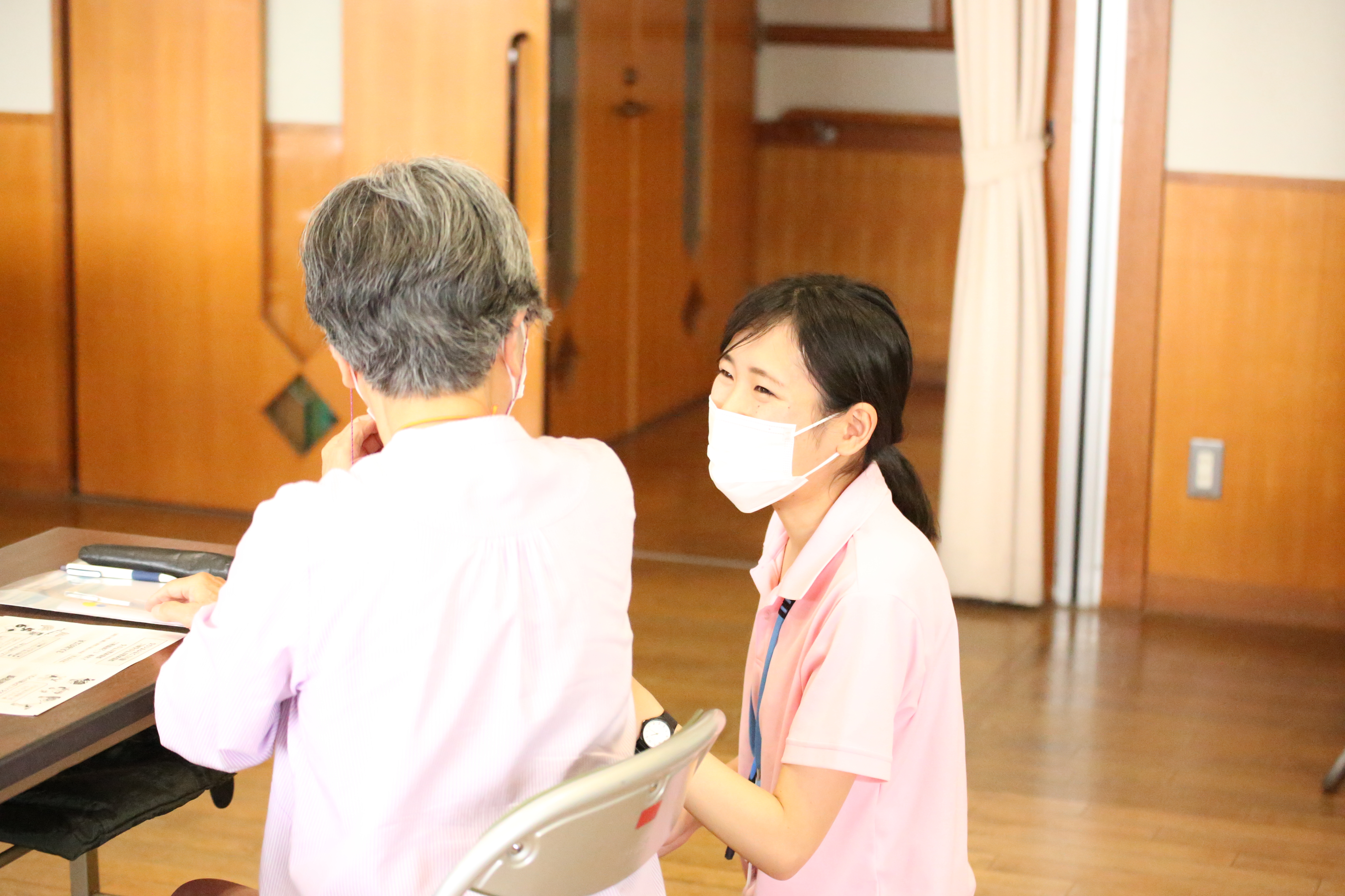 利用者と談笑する様子