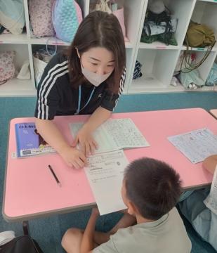 クラブで子どもに宿題を教えている様子