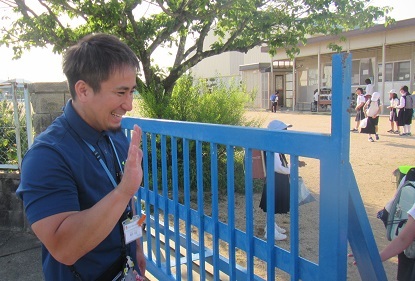 子どもに挨拶している様子