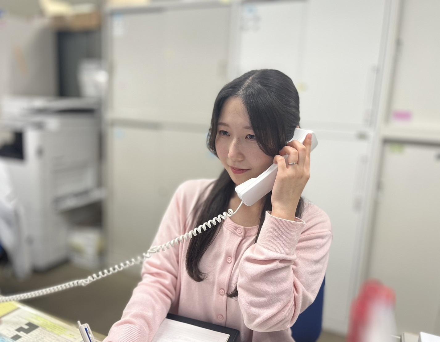 社会福祉士（若手）が、電話相談業務を受けている写真