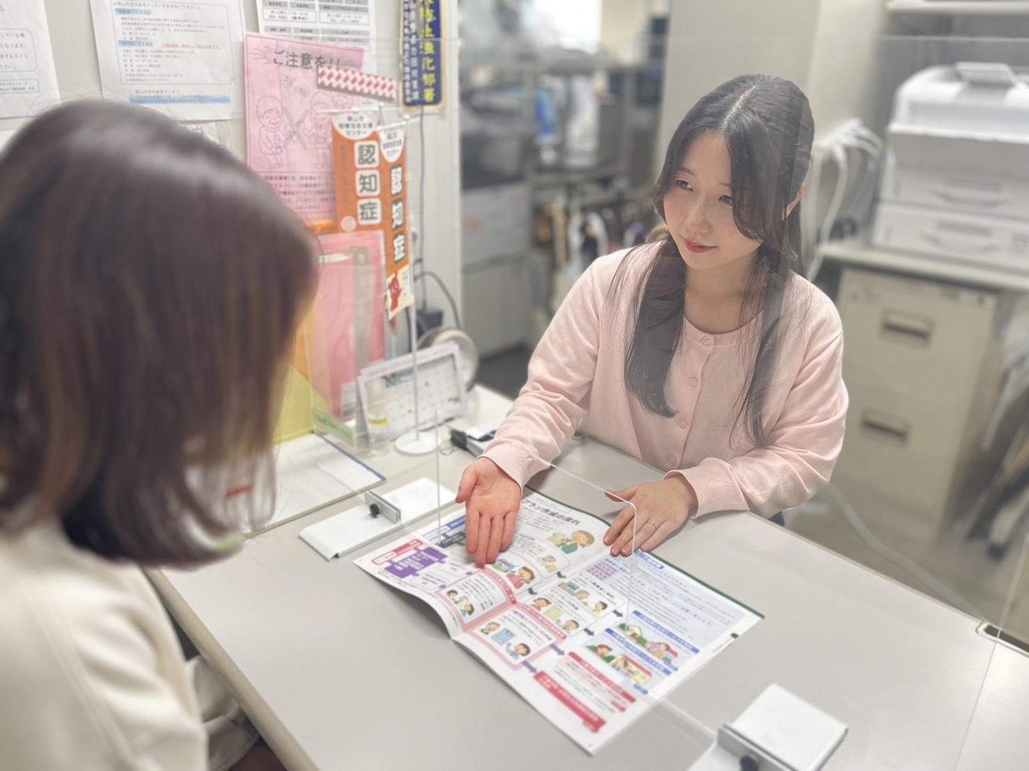 社会福祉士（若手）が、対面での相談業務に対応している写真
