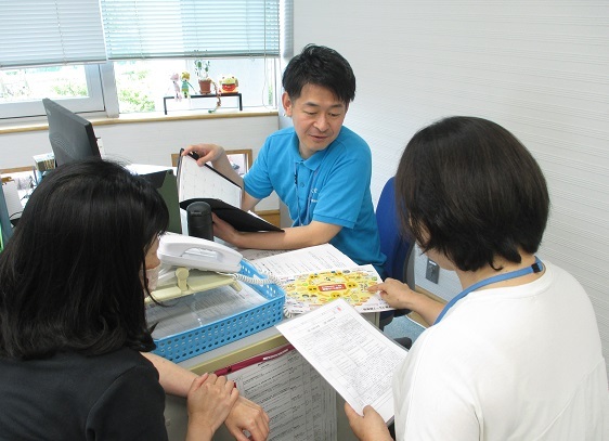 所属職員の相談に乗る様子